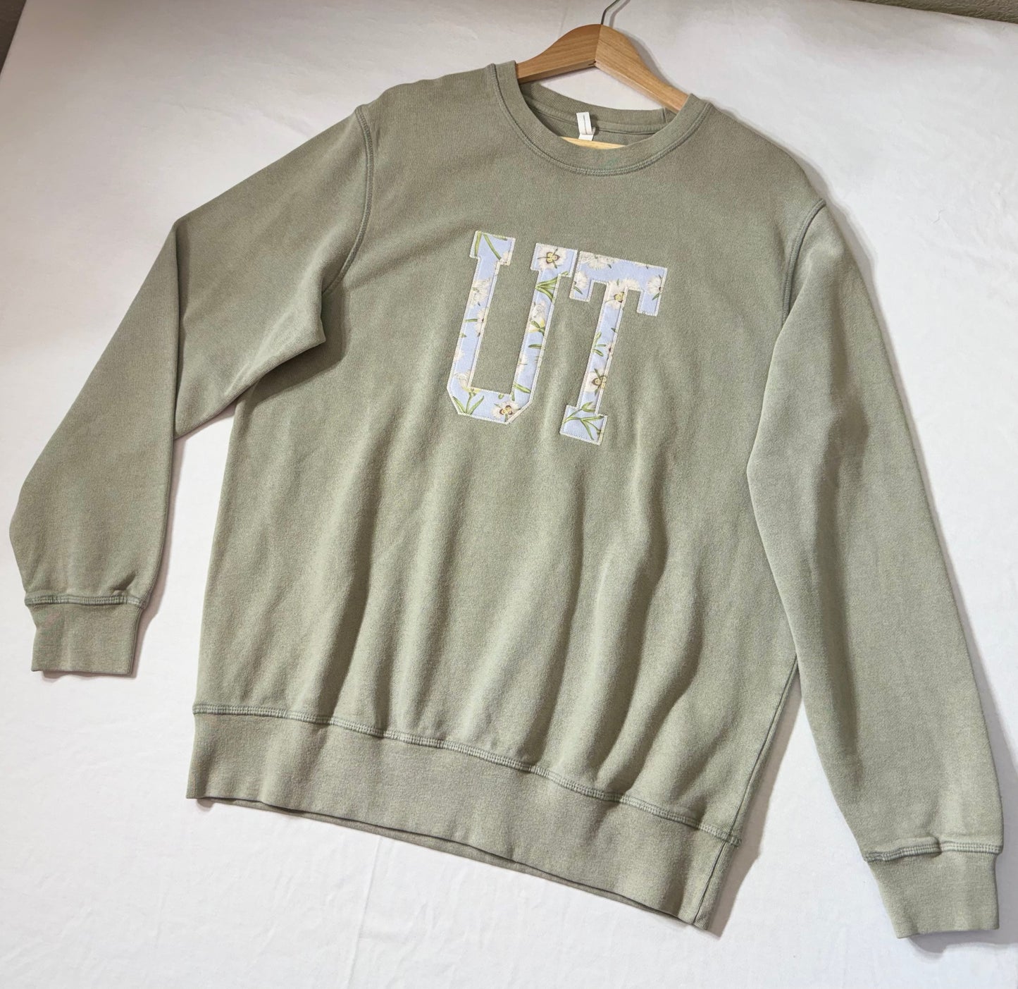 STATE FLOWER CREWNECK APPLIQUÉ SWEATSHIRT