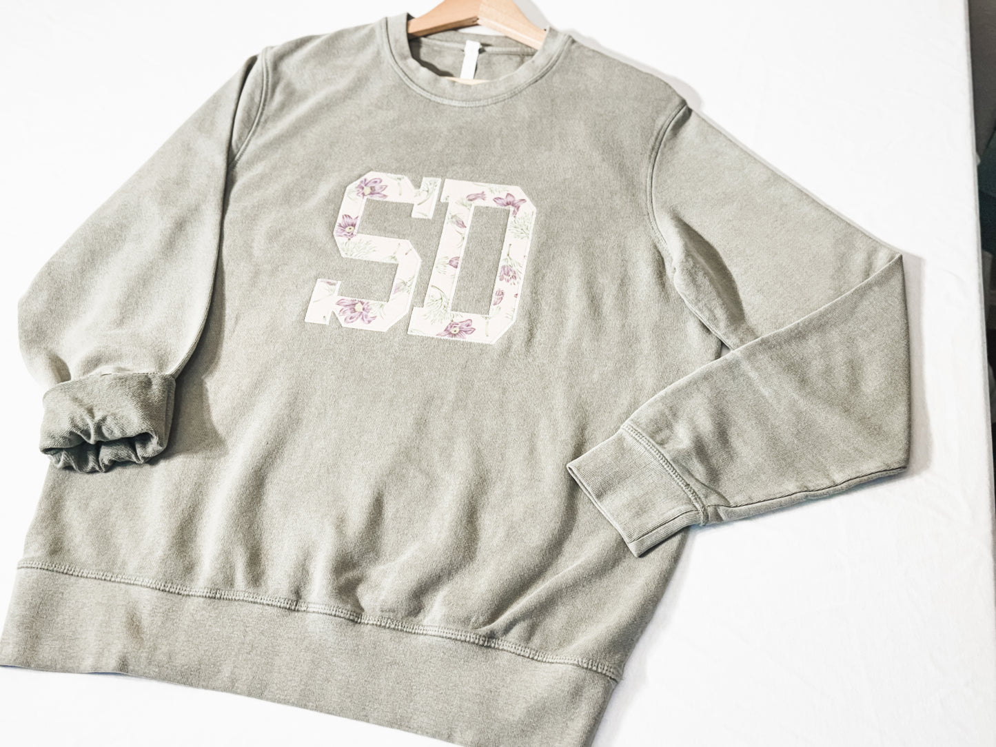 STATE FLOWER CREWNECK APPLIQUÉ SWEATSHIRT