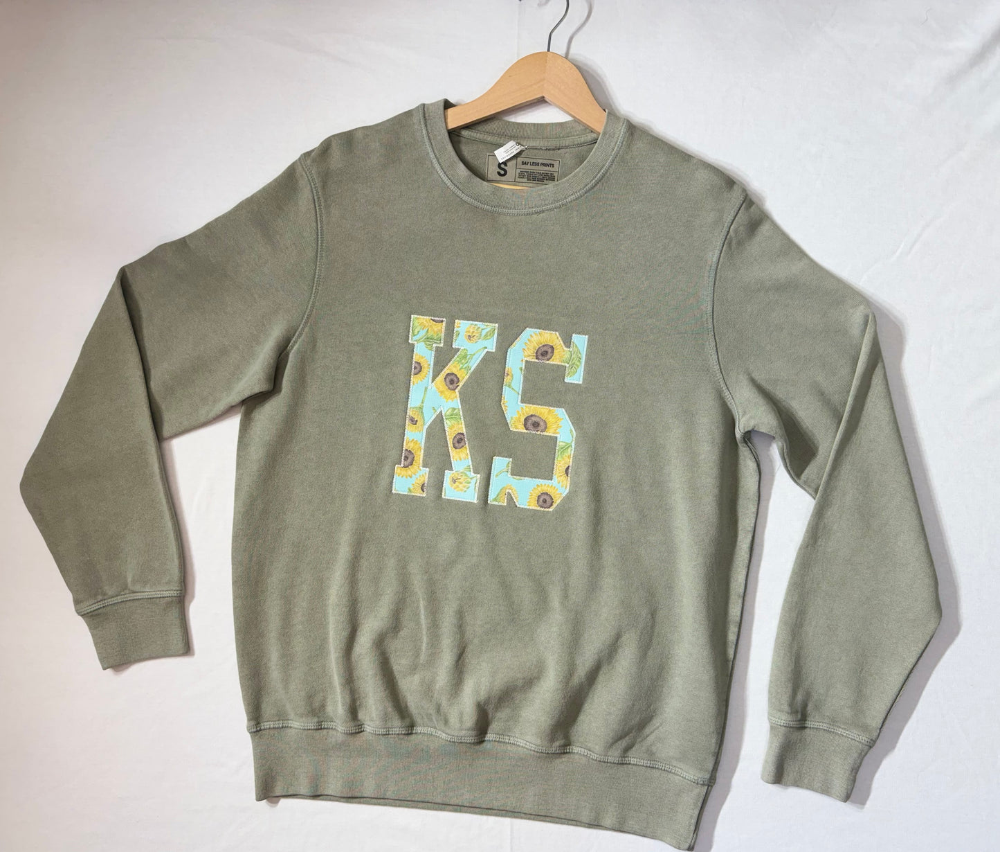 KANSAS- CREWNECK APPLIQUÉ STATE FLOWER SWEATSHIRT